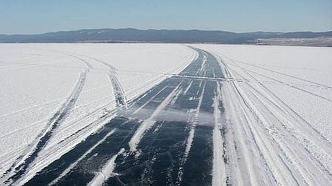В Югре под лед ушел трактор вместе с водителем