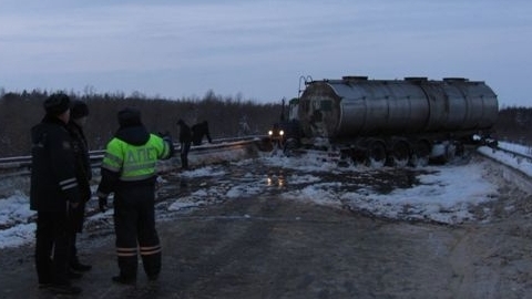В Нижневартовском районе столкнулись машины с нефтепродуктами. Произошел разлив нефти, 1 человек погиб. ФОТО