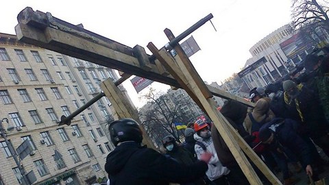 По примеру античных воинов. Митингующие в Киеве отстаивали свои интересы катапультой