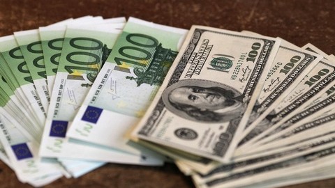Валюта по талонам? Спрос на доллары и евро привел к дефициту наличности в банках