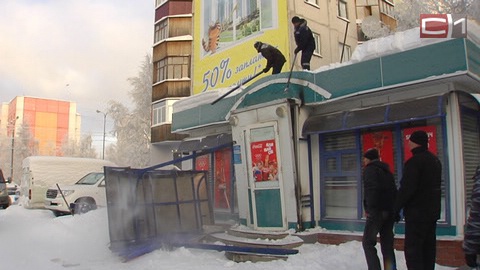 В центре Сургута снесли незаконный торговый павильон. ВИДЕО