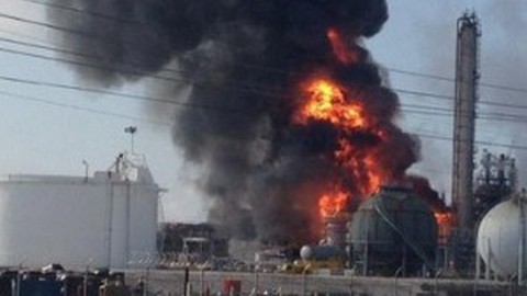 В Омске горит каучуковый завод. 11 человек пострадали