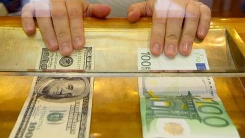 Курс евро упал ниже 49 рублей 