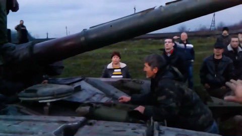 Местные жители не пускают в Славянск танки. ВИДЕО