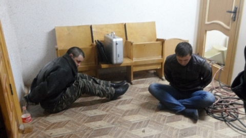 В Югре злоумышленники распотрошили банкомат, стоящий в здании администрации. ФОТО