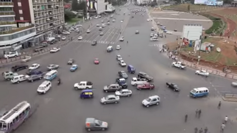 Никаких правил, никаких ограничений! На оживленном перекрестке в Эфиопии нет светофоров, но водители успешно справляются. ВИДЕО
