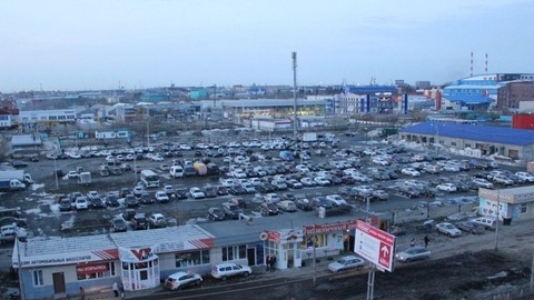 Почему городские власти продали землю под парковкой на Быстринской и где теперь парковаться жителям района? 