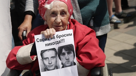 Российские журналисты, задержанные СБУ, рассказали о пребывании в плену: их связали и перевозили в мешках