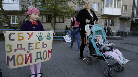 Сегодня дети Донецка вышли на митинг: "Дядя Порошенко, прекратите войну"