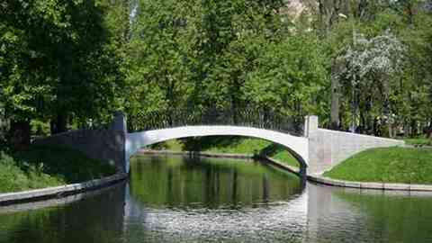 В сургутском парке старожилов появится мостик из «именных кирпичей»