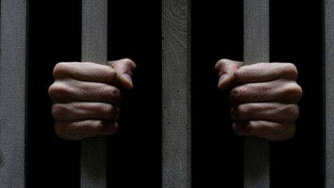 Два года тюрьмы получил обидчик полицейского из Нижневартовска, пробивший ему голову молотком
