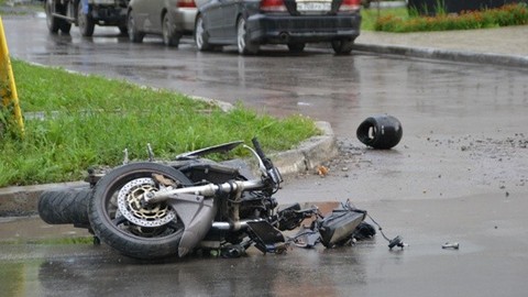 Мотоцикл упал на проезжую часть в Сургутском районе, водитель погиб