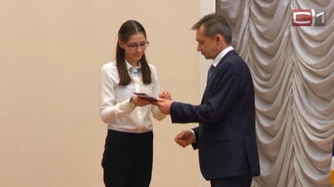 За особые достижения медали получили 84 сургутских выпускника