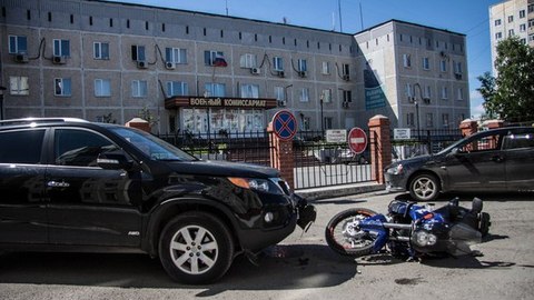 Мотоциклист попал в ДТП напротив сургутского военкомата