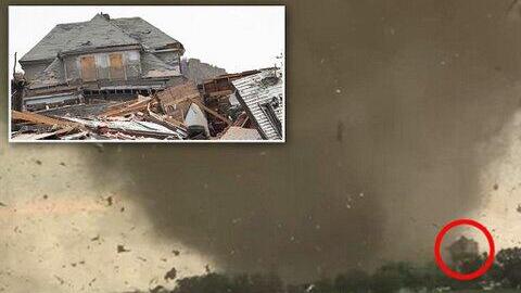 Во время жуткого торнадо в США очевидцы засняли летающий дом, который, покружив, затем вернулся на свой участок