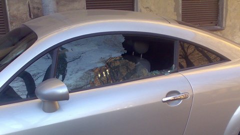 В Югре появились «черные» гастролеры: разбивают окна машин и воруют вещи