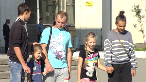 Беженцам из Украины по прибытии в Сургут пришлось ночевать на железнодорожном вокзале