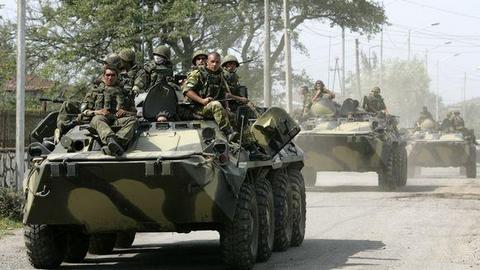 В Луганск  вошла российская военная колонна, сообщает украинский телеканал