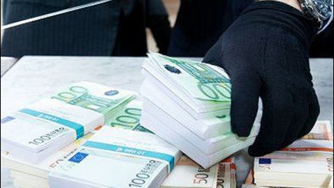 17 миллионов рублей и 54 тысячи евро – в Нефтеюганске ищут грабителя банка