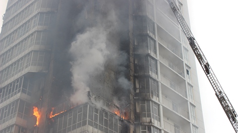 МЧС: балконы многоэтажки в Красноярске горели с 1 по 25 этаж