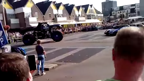 Монстр-трак въехал в толпу на автошоу в Голландии и задавил 2 человек. ВИДЕО