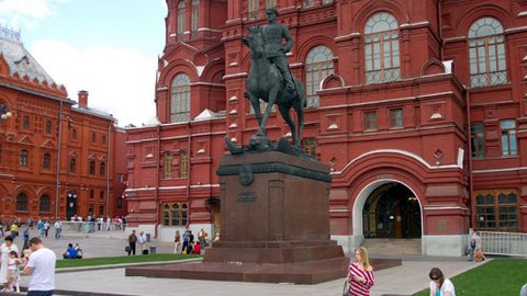 В Москве мужчина на «семерке» въехал в памятник маршалу Жукову, а затем хотел себя поджечь