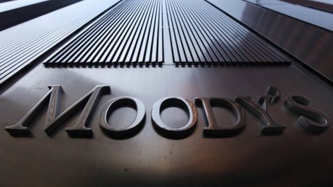 Moody&apos;s понизило суверенный рейтинг России, прогноз негативный