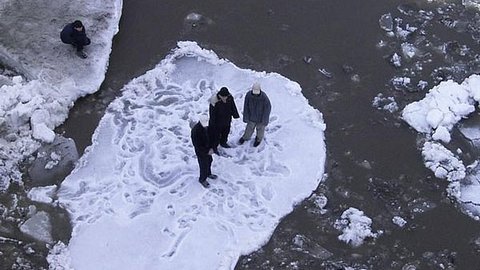 Первые жертвы тонкого льда: пятерых рыбаков в Югре чуть не унесло по течению 