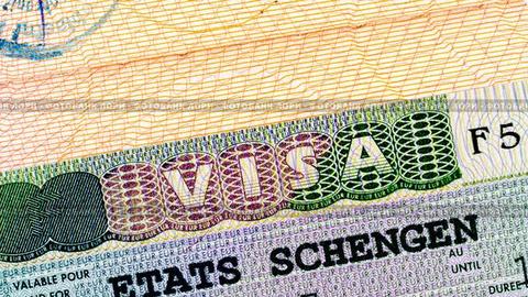 Крымчанам придется ехать за шенгенской визой в Киев: консульства ЕС в России выдавать ее отказываются