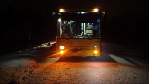 В Югре автобус сбил мужчину, который переползал дорогу на четвереньках