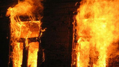 На пожаре в Тюменской области погибли четверо детей: мать ушла к подруге, закрыв малышей дома