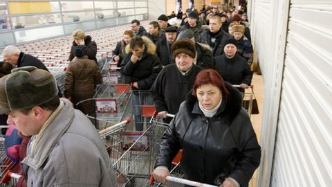 Неожиданный эффект. Снижение курса рубля привлекло толпы иностранцев в российские магазины