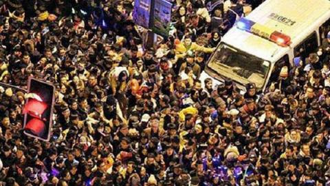 В массовой давке в Шанхае погибли 36 человек. Одна из версий – кто-то сбросил в толпу пачку долларов