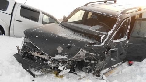 По вине пьяного водителя в Югре «Тойота» врезалась в УАЗ. ФОТО