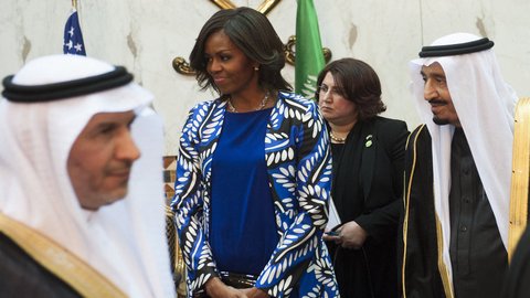 Нарушила этикет. Первая леди США вызвала скандал своим внешним видом во время визита в Саудовскую Аравию