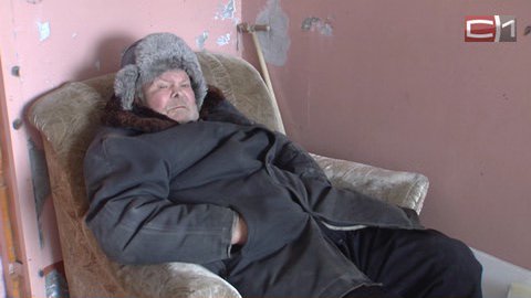 Достойная старость? 72-летний сургутянин четыре месяца жил под дверью собственной квартиры