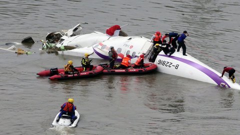 На Тайване разбился пассажирский самолет. Момент крушения заснял видеорегистратор. ВИДЕО