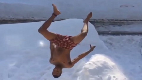 Жители Бостона массово прыгают в снег с окон и крыш, мэр города «забил тревогу». ВИДЕО