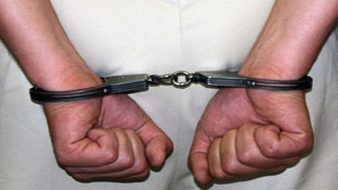 В Сургуте задержан грабитель, который, угрожая ножом продавцу магазина, похитил деньги и спиртное