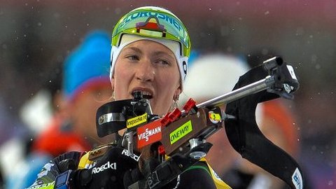 Дарья Домрачева, допустив ошибку, выиграла гонку преследования в Ханты-Мансийске
