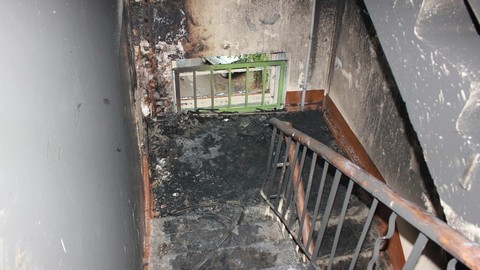 В Сургуте в жилом доме на Нефтяников ночью горел подъезд