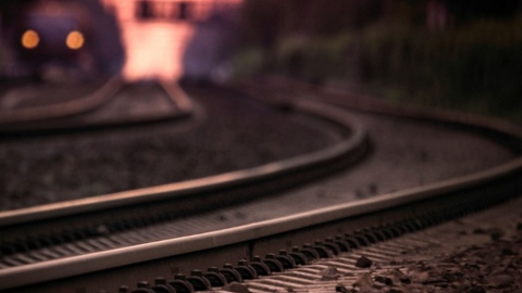 В Сургуте под колесами поезда погиб мужчина  — он находился под вагоном, когда состав поехал