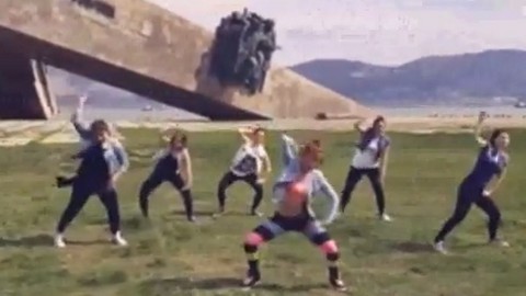 «Пляски на костях». Девушки исполнили откровенный танец на месте обороны Новороссийска
