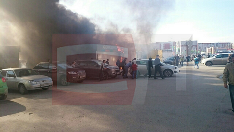 Пожар на УБР в Сургуте: загорелся салон сотовой связи. ФОТО