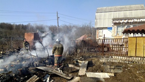 За минувшие сутки в Сургуте горели дача и баня, в Сургутском районе – гараж, на подъезде к Сургуту - Chevrolet Cruze