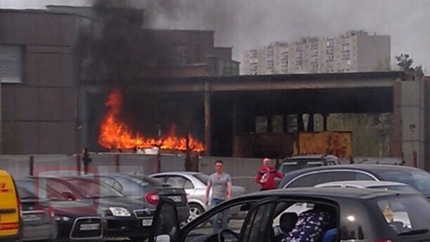 Пожар на улице Каролинского в Сургуте: на стройплощадке загорелся вагончик