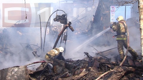 Крупный пожар в Сургуте: в поселке Кедровом полностью сгорел двухэтажный жилой дом. ФОТО