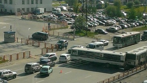 Автобус без водителя выехал на дорогу возле автовокзала в Сургуте и спровоцировал ДТП