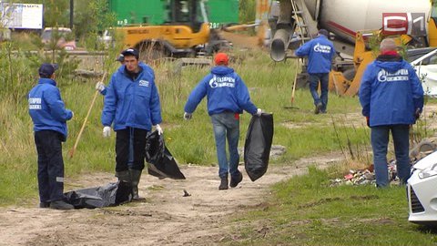 Сургутские газовики на субботнике расчистили Пролетарский проспект. Вывезли три КамАЗа мусора