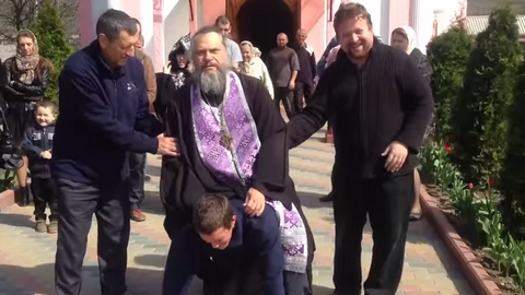 Экзорцизм 21 века. Грузный священник в Приднестровье прокатился верхом на «одержимом бесами». ВИДЕО